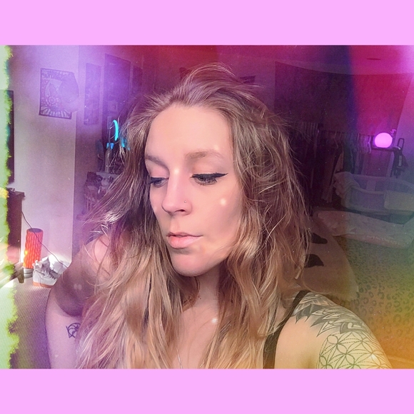 meet your posher, amanda :) - Picture 1 of 2